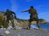 Vidéo porno mobile : Soldiers fuck three bitches on the beach!